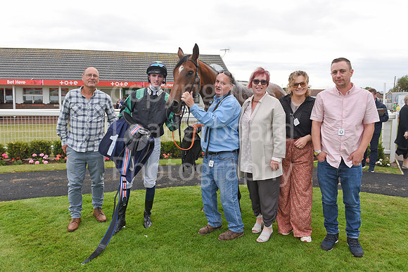 Gt_Yarm_25_Aug_Family_Raceday_2024_Groom-6
